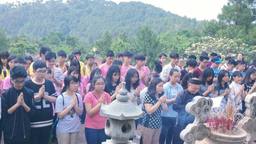 Thăm quan và dâng hương tại đền thờ thầy giáo Chu Văn An