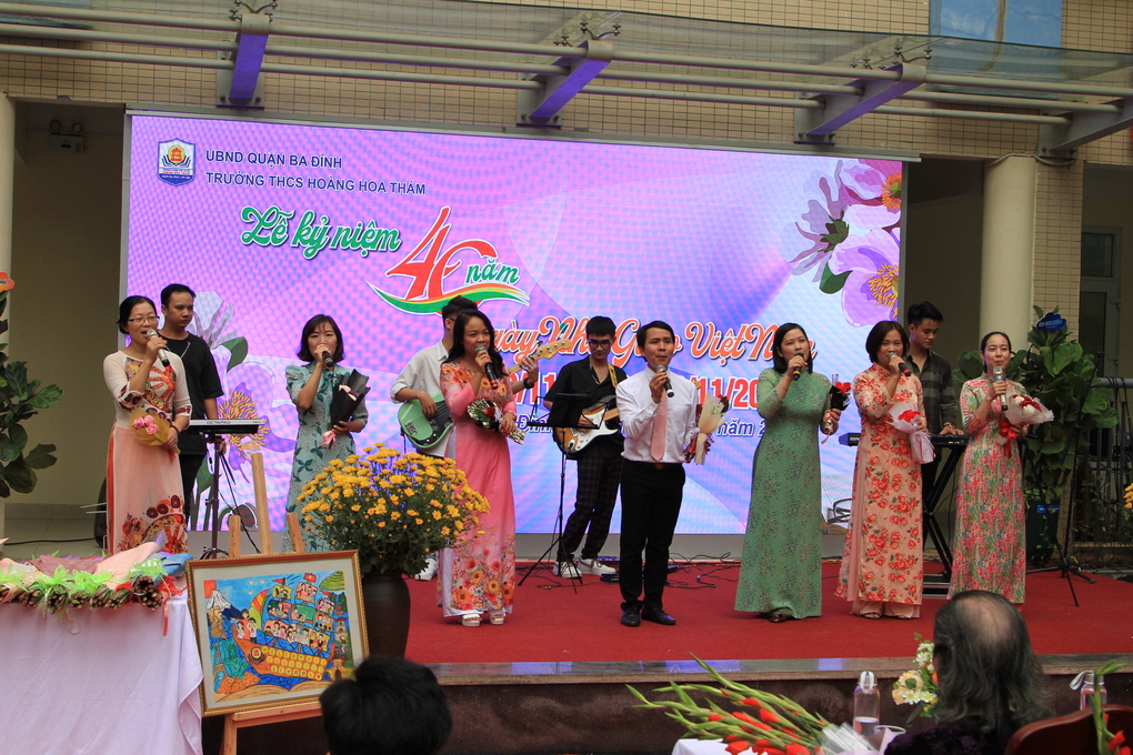 Kỷ niệm 40 năm ngày nhà giáo Việt Nam của Thầy trò trường THCS Hoàng Hoa Thám trong niềm hân hoan, rạng ngời, rực rỡ sắc hoa lan toả thông điệp đổi mới, quyết tâm sáng tạo.