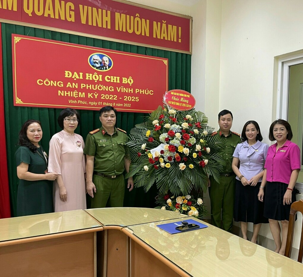 Khối Giáo dục phường Vĩnh Phúc chúc mừng các chiến sĩ Công an phường nhân ngày truyền thống của lực lượng CAND Việt Nam.