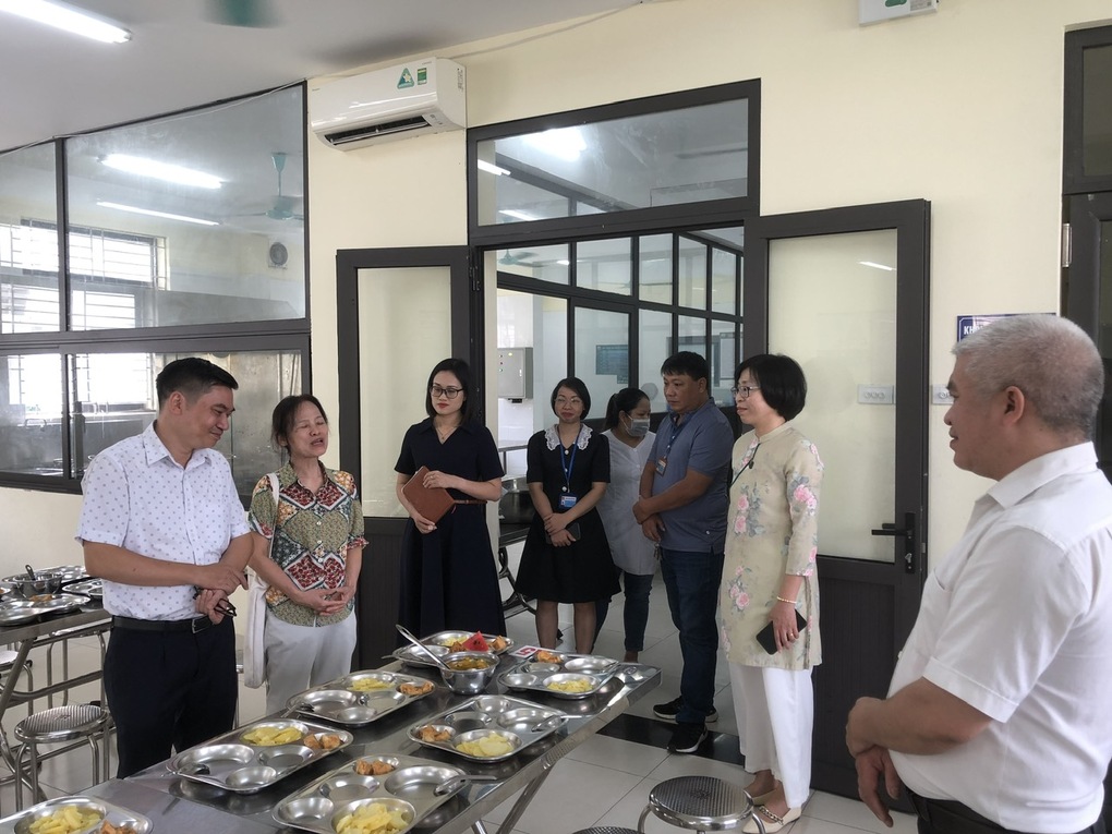 Trường THCS Hoàng Hoa Thám đón đoàn khảo sát công tác an toàn thực phẩm quận Ba Đình.