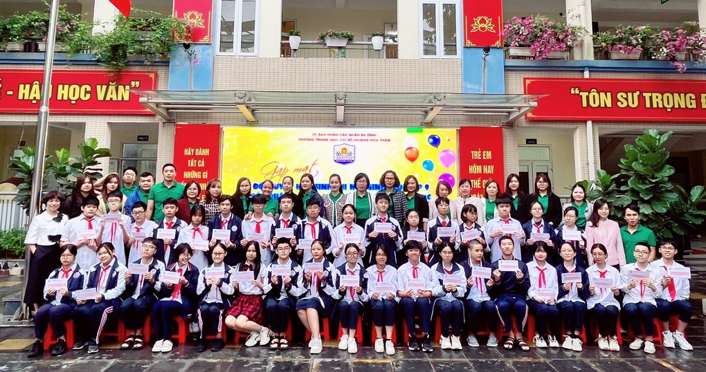 Trường THCS Hoàng Hoa Thám tổ chức gặp mặt đội tuyển học sinh giỏi lớp 9 cấp quận các bộ môn văn hoá và khoa học năm học 2023-2024
