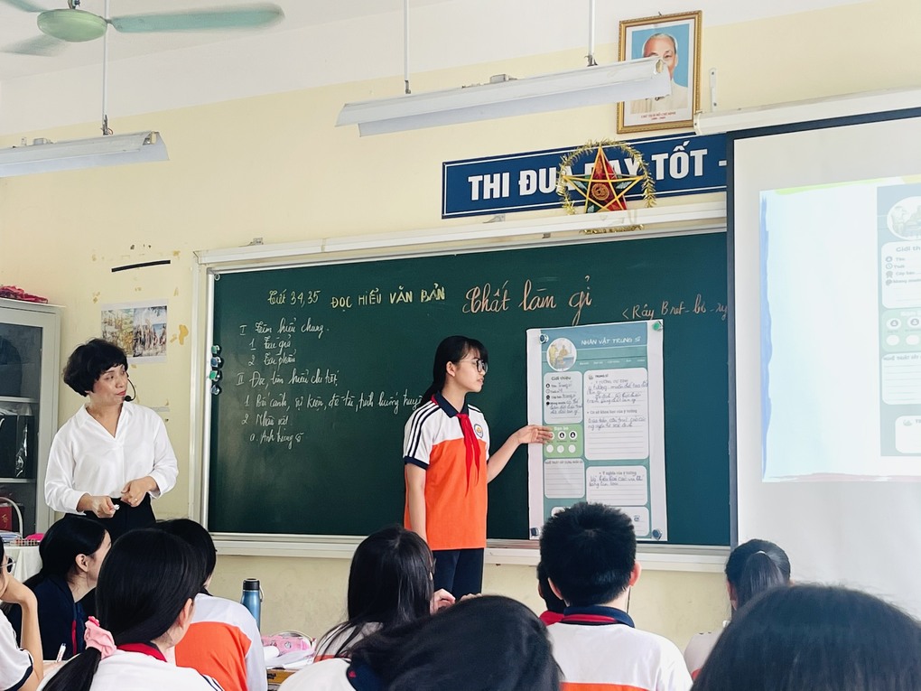 Cô giáo Nguyễn Thu Hiền dẫn lối văn chương khơi gợi cho học trò tiếp cận cái mới để khám phá, sáng tạo trong nghiên cứu khoa học.