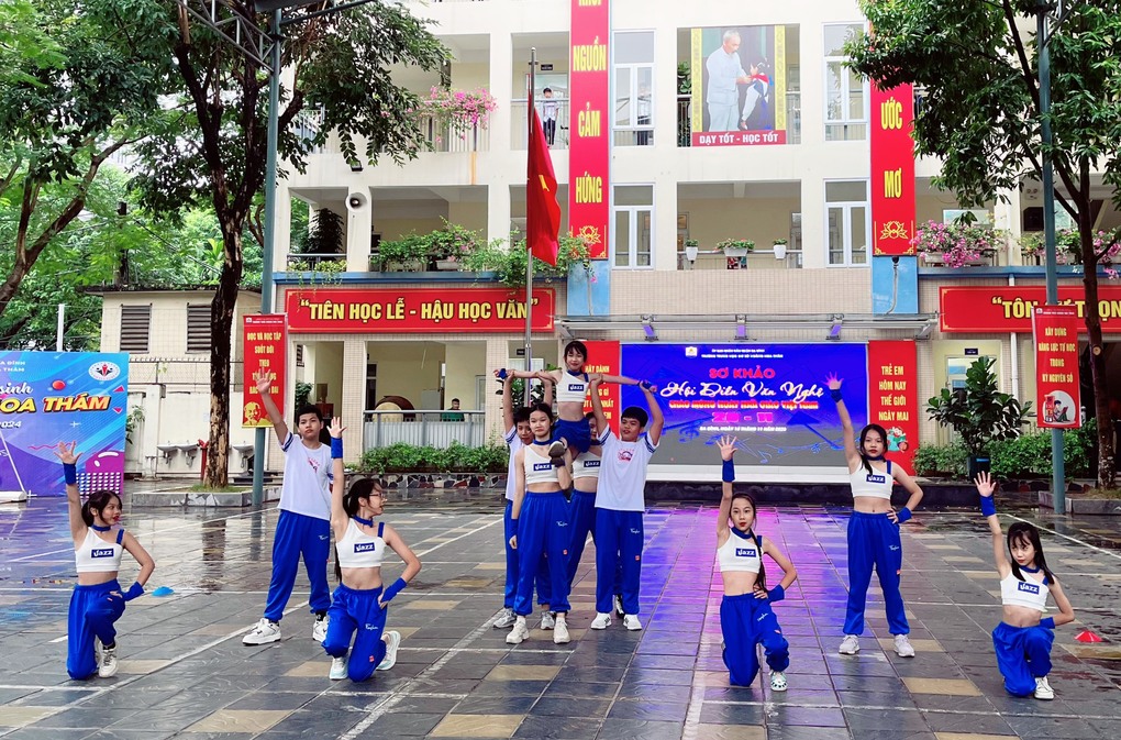 Sắc màu nghệ thuật từ Sơ khảo Hội diễn văn nghệ chào mừng ngày nhà giáo Việt Nam 20/11 của học sinh trường THCS Hoàng Hoa Thám.