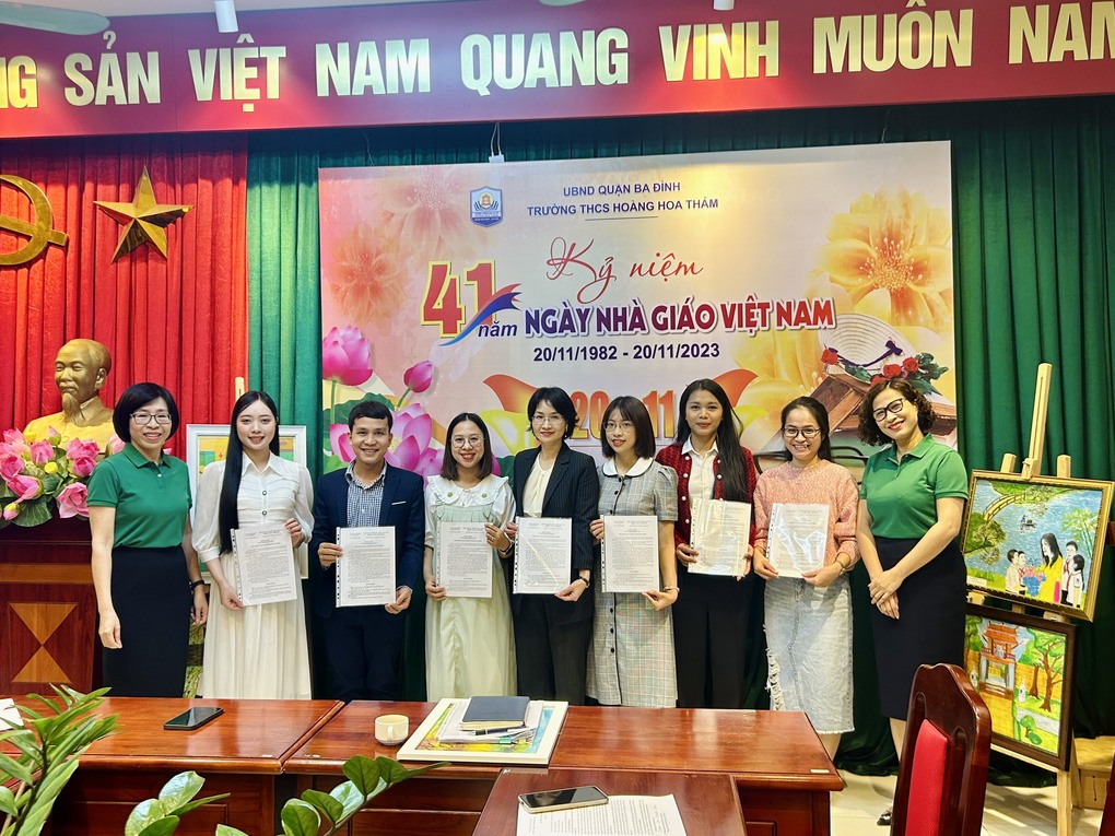 Trường THCS Hoàng Hoa Thám tổ chức trao quyết định cho các thí sinh trúng tuyển viên chức giáo dục Quận Ba Đình năm 2023 về làm việc tại trường.
