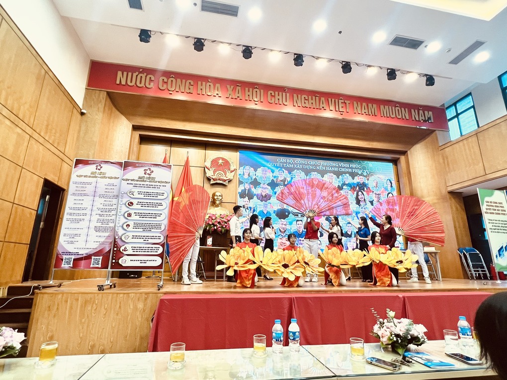 Học sinh trường THCS Hoàng Hoa Thám cùng phường Vĩnh Phúc tham gia cuộc thi “Tìm hiểu công tác cải cách hành chính” trên địa bàn quận Ba Đình năm 2023