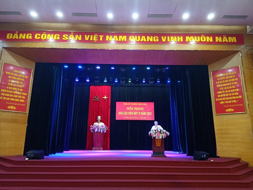 Đảng viên chi bộ trường THCS Hoàng Hoa Thám tham gia hội nghị Báo cáo viên Quý IV/2023.