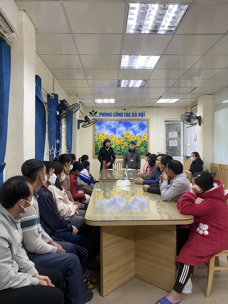Học sinh trường THCS Hoàng Hoa Thám chia sẻ yêu thương với các em nhỏ tại bệnh Viện Nhi Trung ương