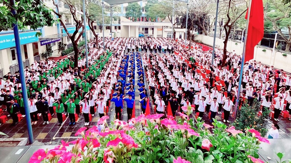 Lễ  kết nạp Đoàn viên nhân dịp kỉ niệm 93 năm thành lập Đoàn TNCS Hồ Chí Minh với chủ đề  “Ngày hội thiếu nhi vui khoẻ - Tiến bước lên Đoàn”  tại ngôi trường THCS Hoàng Hoa Thám