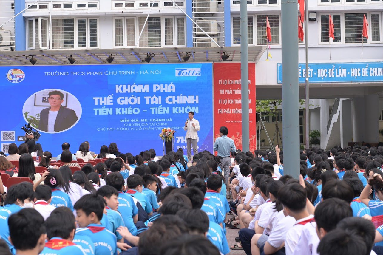 Gần 2.000 học sinh Hà Nội khám phá thế giới tài chính tiền khéo - tiền khôn