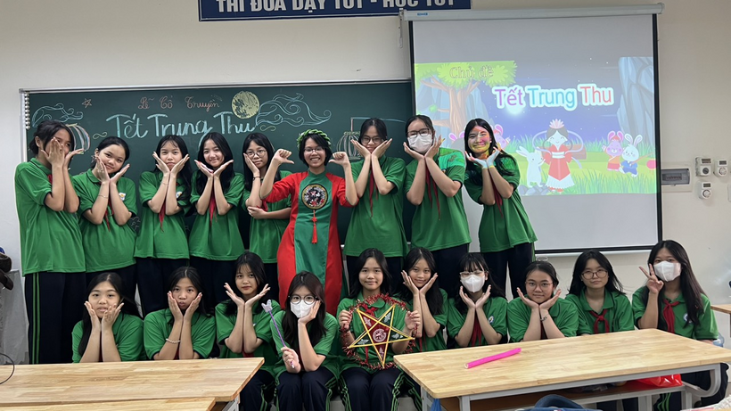 A group of girls in green shirts and masks posing for a photo

Description automatically generated
