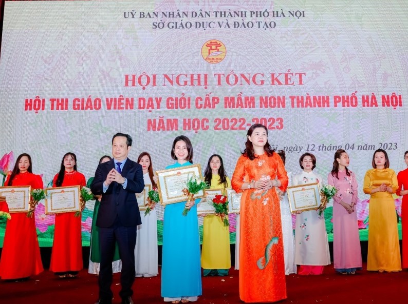 Đại diện lãnh đạo Sở GD&ĐT Hà Nội trao giải Nhất Hội thi giáo viên dạy giỏi Thành phố cấp học Mầm non năm học 2022 - 2023 cho cô Nguyễn Việt Chinh, giáo viên Trường Mầm non B