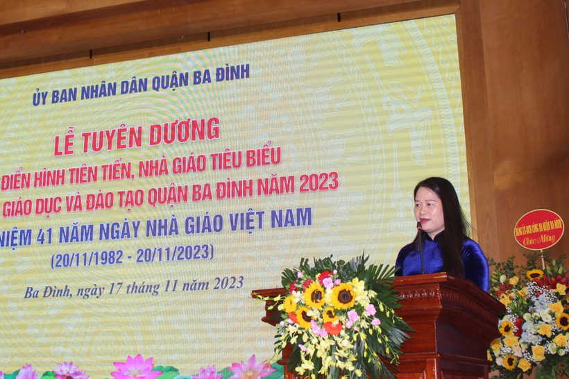 Bà Phạm Thị Diễm - Phó Chủ tịch UBND quận Ba Đình phát biểu tại buổi lễ và gửi lời chúc mừng đến các thầy cô giáo nhân kỷ niệm ngày Nhà giáo Việt Nam.