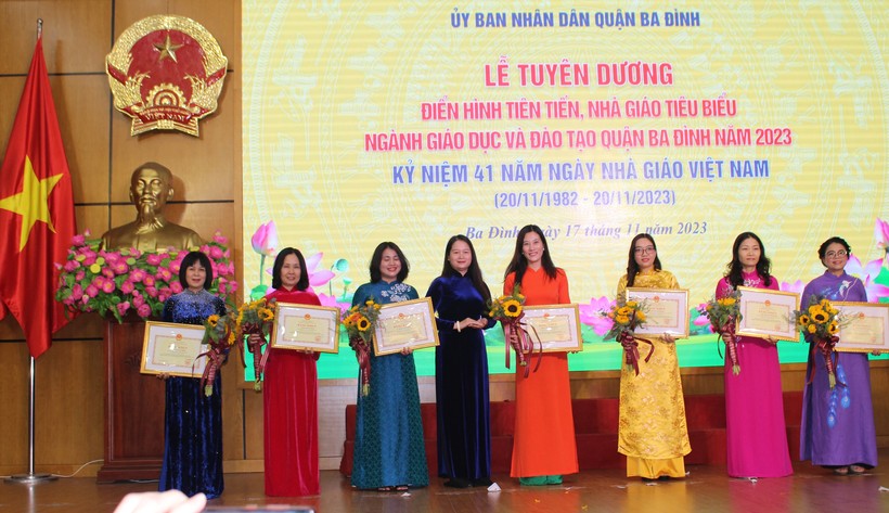 Thừa ủy quyền, bà Phạm Thị Diễm - Phó Chủ tịch UBND quận Ba Đình trao Bằng khen của Bộ trưởng Bộ GD&amp;ĐT cho 7 cá nhân.