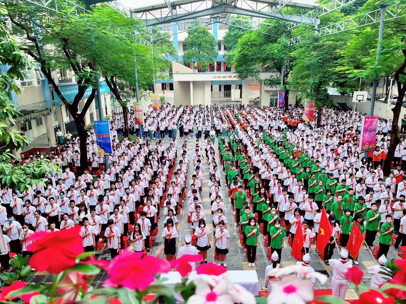 A large group of people in white shirts and red and green flags

Description automatically generated